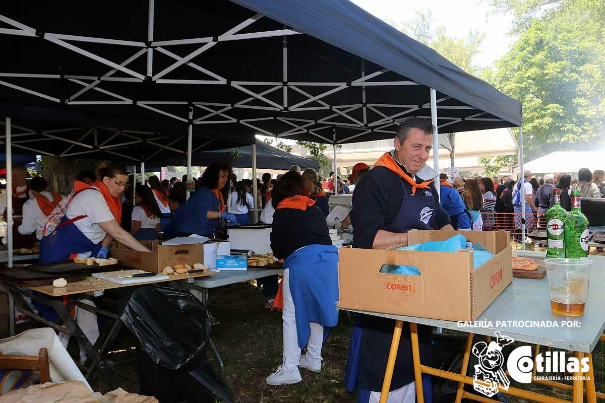 La mañana amanecía nublada y húmeda pero el día ha levantado y el Parque del Parral se ha llenado de burgaleses y amigos para celebrar la Festividad del Curpillos entre las carpas de las peñas