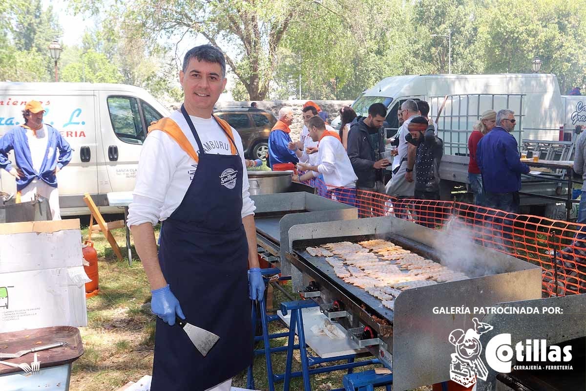 La mañana amanecía nublada y húmeda pero el día ha levantado y el Parque del Parral se ha llenado de burgaleses y amigos para celebrar la Festividad del Curpillos entre las carpas de las peñas