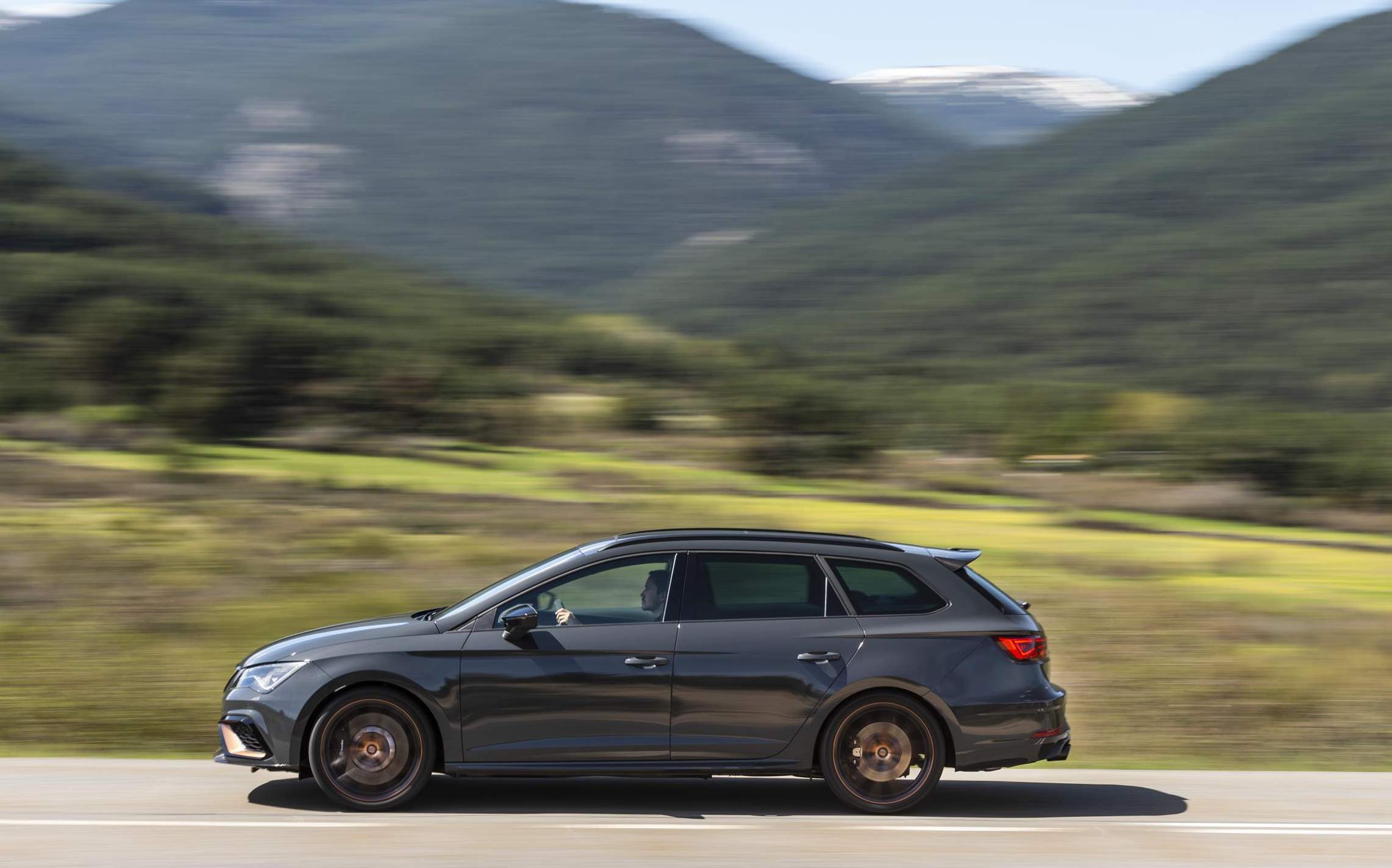 Seat comercializa una serie limitada a 300 unidades del nuevo León ST Cupra R, con 300 caballos de potencia, tracción a las cuatro ruedas y caja de cambios automática DSG de siete relaciones.