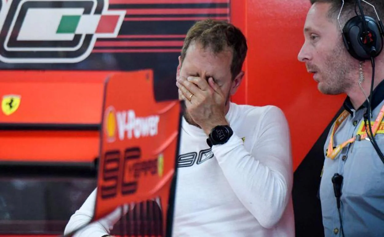 Vettel, lamentándose en el 'box'.