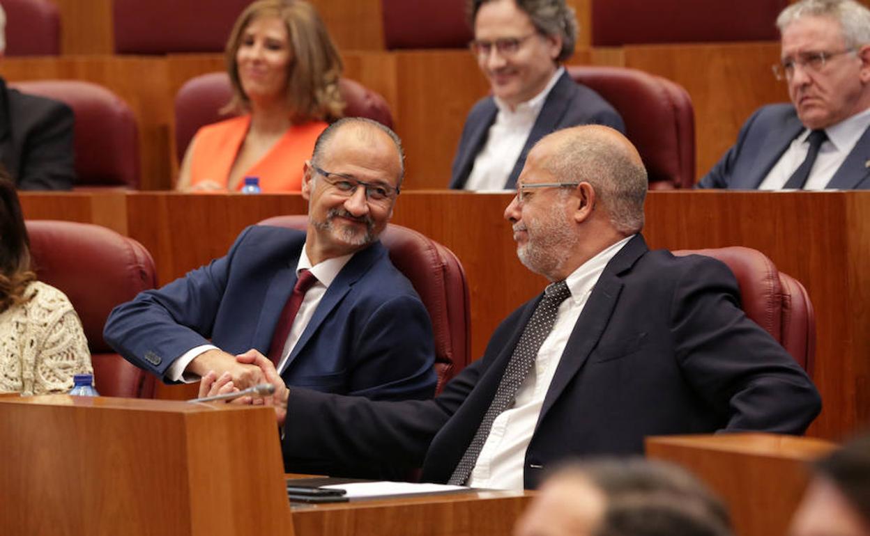 Luis Fuentes y Francisco Igea se dan la mano en el hemiciclo, antes del discurso del primero. 