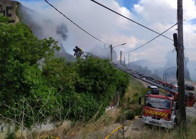 Imagen secundaria 1 - Los bomberos han tenido que intervenir en un fuego ocurrido en una vivienda sin habitar en Pisones