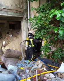 Imagen secundaria 2 - Los bomberos han tenido que intervenir en un fuego ocurrido en una vivienda sin habitar en Pisones