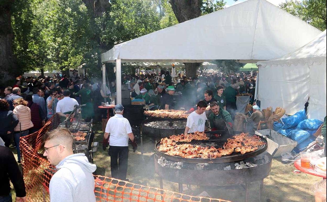 Las peñas se han afanado por servir, alimentar y mantener refrigerada a la gente. 