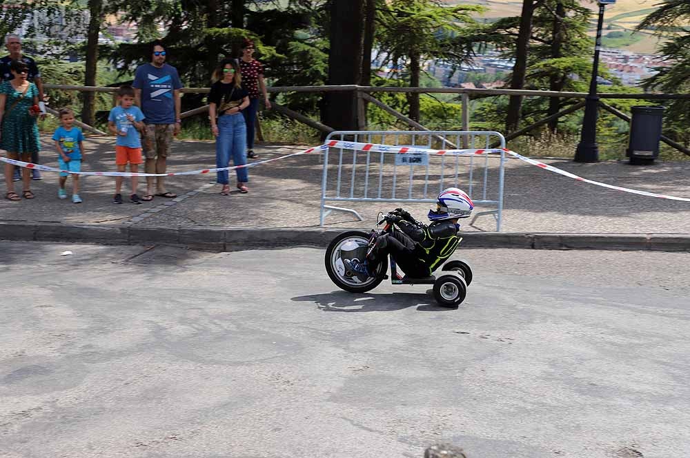 38 pilotos de toda España compiten por ser el más rápido con su coche de inercia en la sexta edición de la Hiperbaric Challenge, una prueba que pretende despertar una vocación tecnológica en sus participantes