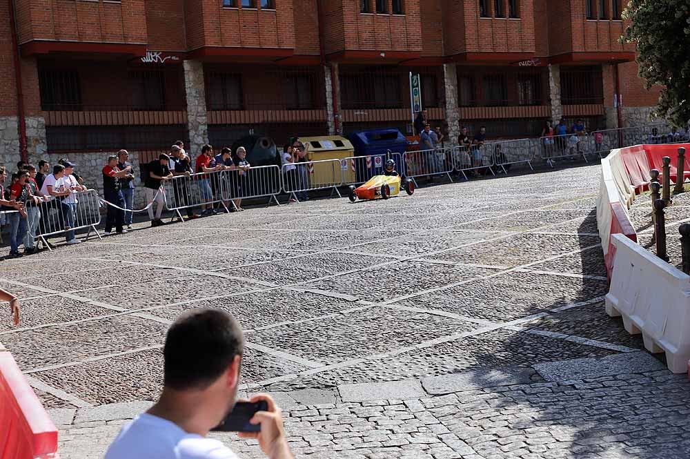 38 pilotos de toda España compiten por ser el más rápido con su coche de inercia en la sexta edición de la Hiperbaric Challenge, una prueba que pretende despertar una vocación tecnológica en sus participantes