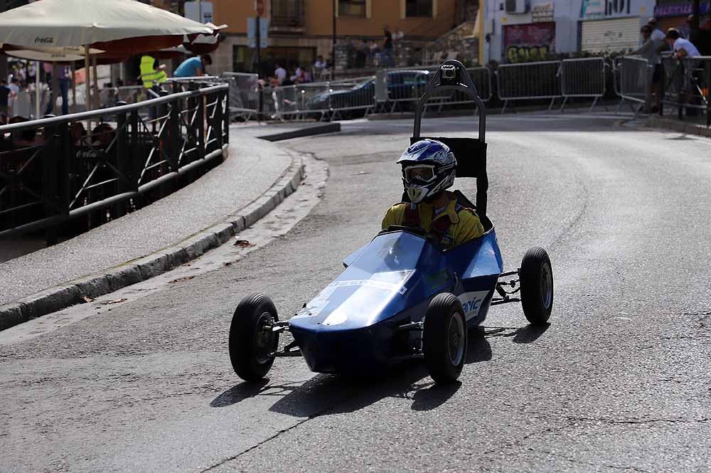 38 pilotos de toda España compiten por ser el más rápido con su coche de inercia en la sexta edición de la Hiperbaric Challenge, una prueba que pretende despertar una vocación tecnológica en sus participantes