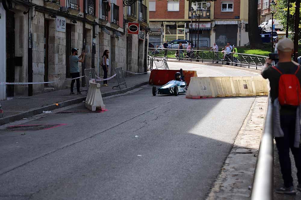 38 pilotos de toda España compiten por ser el más rápido con su coche de inercia en la sexta edición de la Hiperbaric Challenge, una prueba que pretende despertar una vocación tecnológica en sus participantes