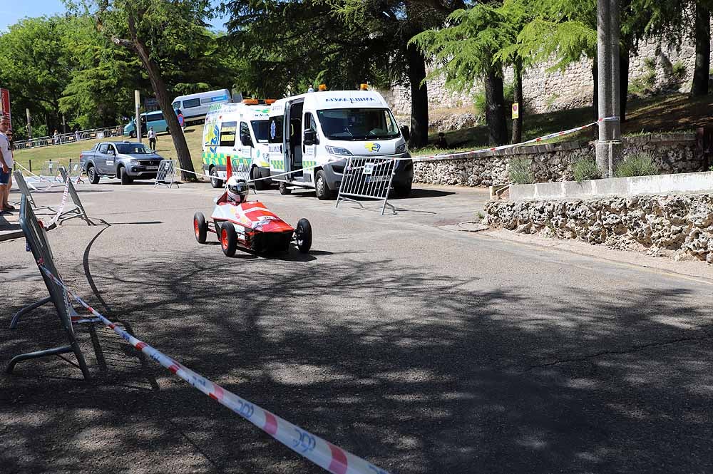 38 pilotos de toda España compiten por ser el más rápido con su coche de inercia en la sexta edición de la Hiperbaric Challenge, una prueba que pretende despertar una vocación tecnológica en sus participantes