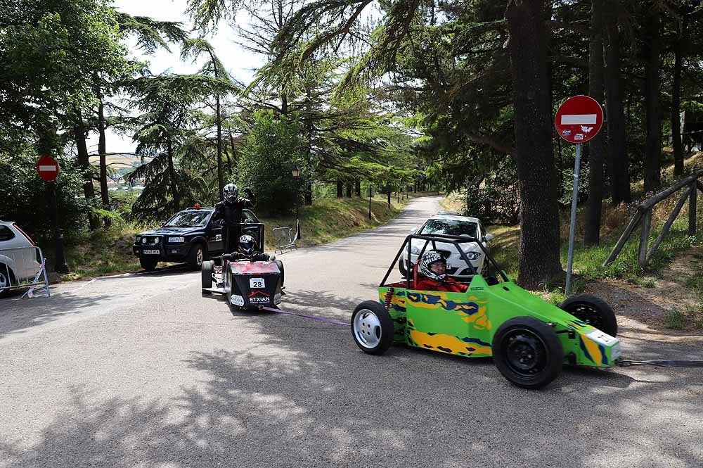 38 pilotos de toda España compiten por ser el más rápido con su coche de inercia en la sexta edición de la Hiperbaric Challenge, una prueba que pretende despertar una vocación tecnológica en sus participantes