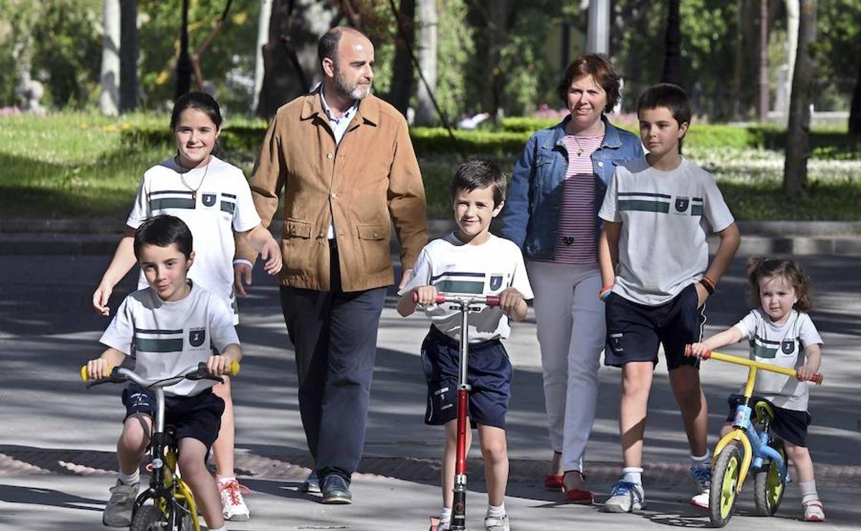 Imagen de la familia de Fernando y María isabel, con cinco hijos