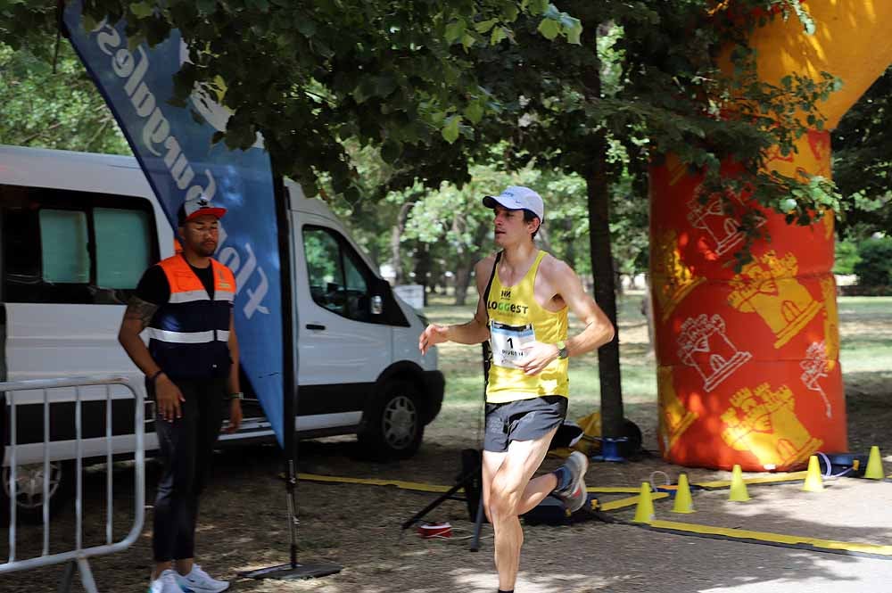 166 corredores de toda España han disputado la 24ª edición de le Media Maratón Ciudad de Burgos,con el burgalés Rubén Castrillo como ganador en categoría masculina y la debutante Virginia Torres como campeona femenina.