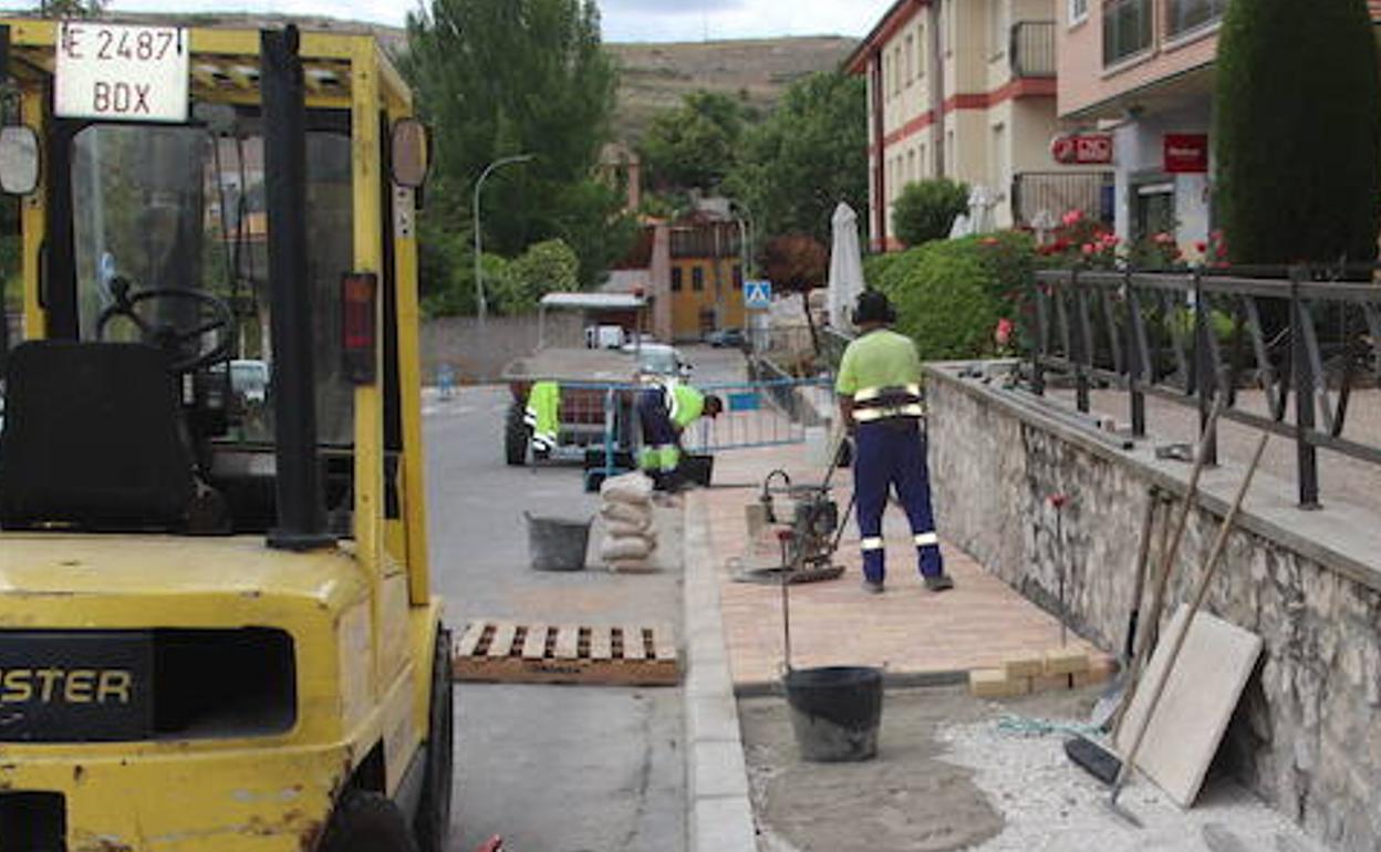 Trabajadores en una obra en la via pública