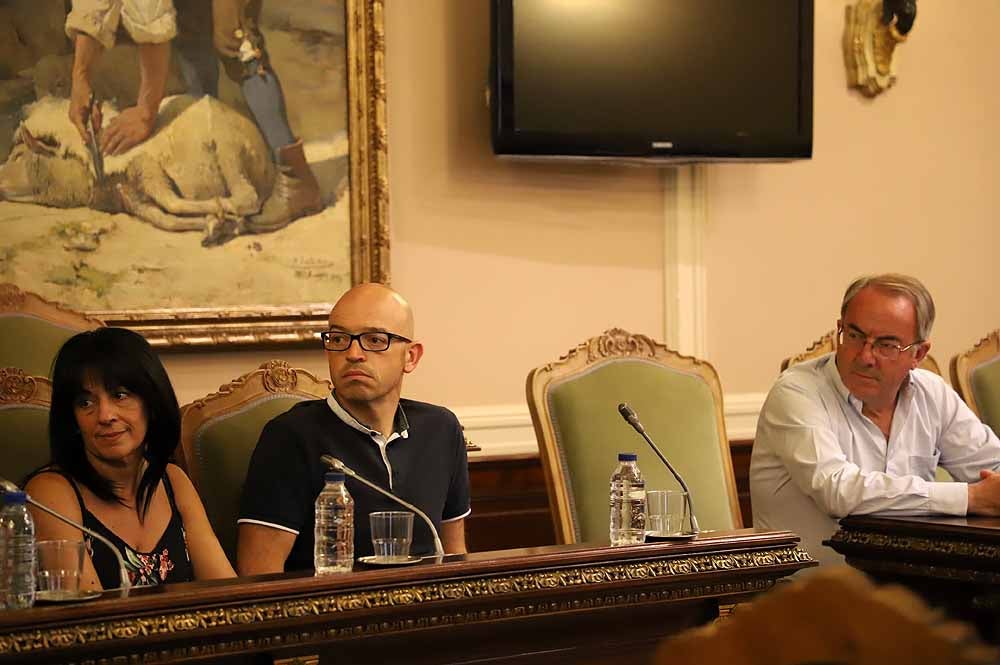 Los diputdos provinciales se han despedido del mandato actual en vísperas de la entrada de la nueva corporación, que incluirá once caras nuevas