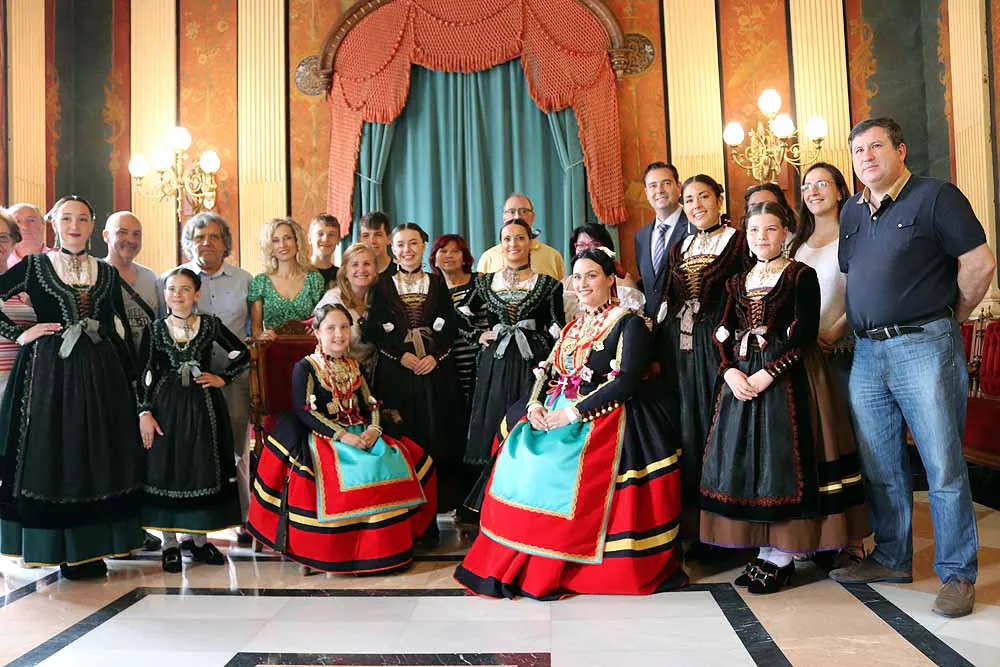 Las ocho miembros de la Corte Real de las Fiestas Mayores de Burgos, entre las que se encuenrtan las dos reinas y sus damas, se visten de gala con los trajes típicos de la serranía de Burgos 