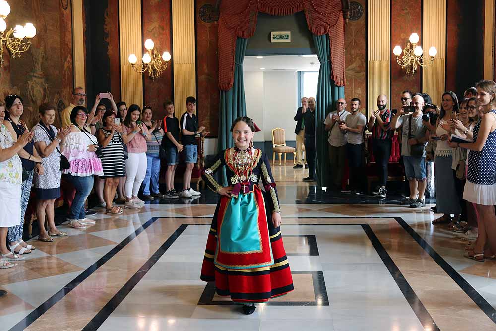Las ocho miembros de la Corte Real de las Fiestas Mayores de Burgos, entre las que se encuenrtan las dos reinas y sus damas, se visten de gala con los trajes típicos de la serranía de Burgos 