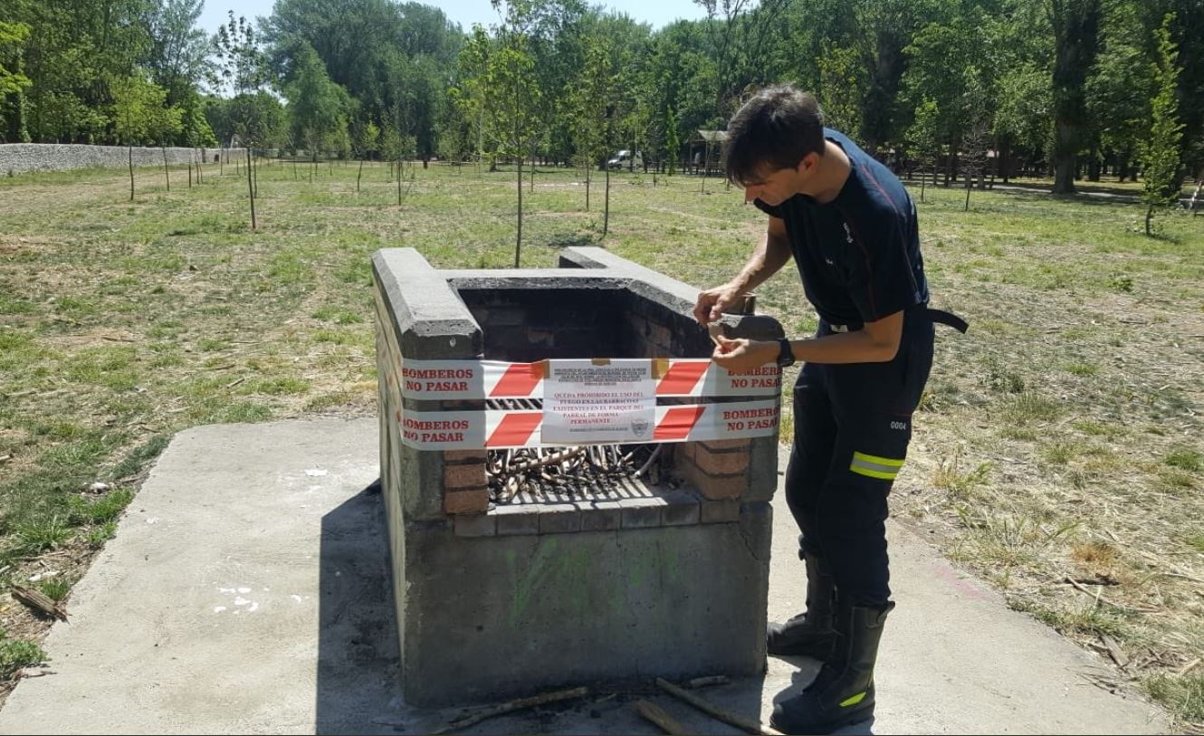 Un agente de Bomberos precinta una barbacoa en plena ola de calor