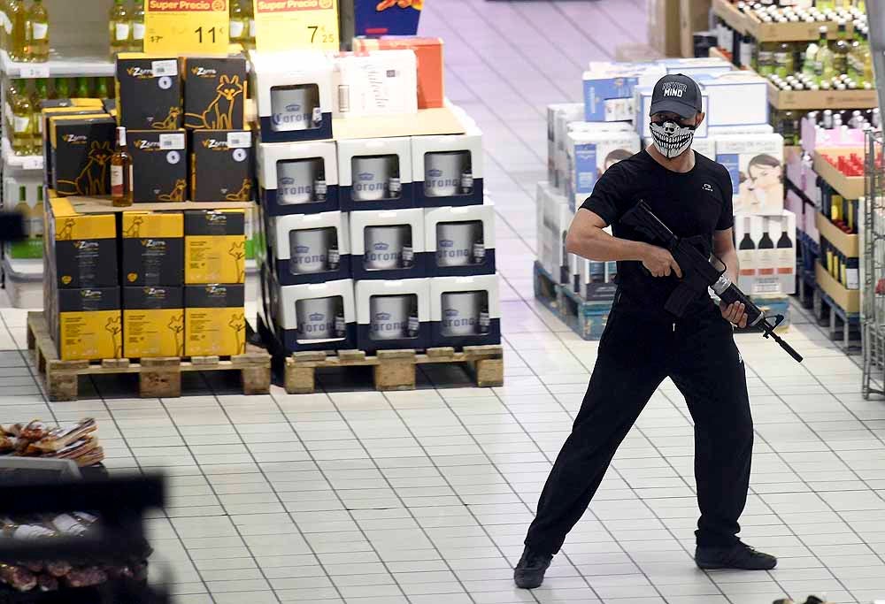 Efectivos de Policía Nacional, Sacyl, Bomberos de Burgos y más cuerpos de seguridad del estado ha particpado en un simulacro de atentado terrorrista. 