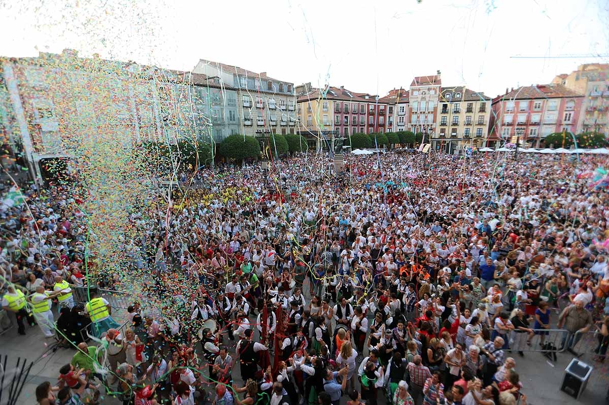 Fotos: Imágenes de la llegada de la bota a la Plaza Mayor y el chupinazo