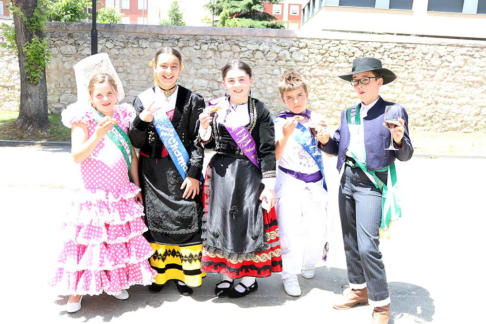 La Corte Real de los Sampedros 2019 junto al alcalde, Daniel de la Rosa, y la concejala de Ferstejos, Blanca Carpintero