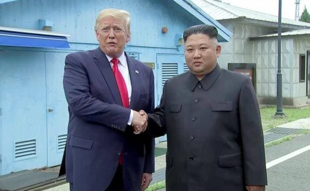 Donald Trump estrecha la mano de Kim Jong-un en la Zona Desmilitarizada entre las dos Coreas.