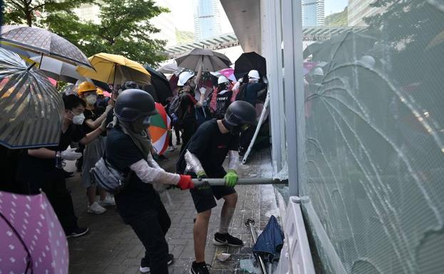 Dos jóvenes hongkoneses intentan asaltar el Parlamento.