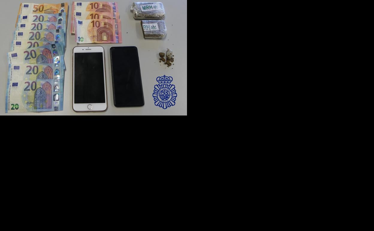 Dinero, droga y dos móviles incautados al detenido. 