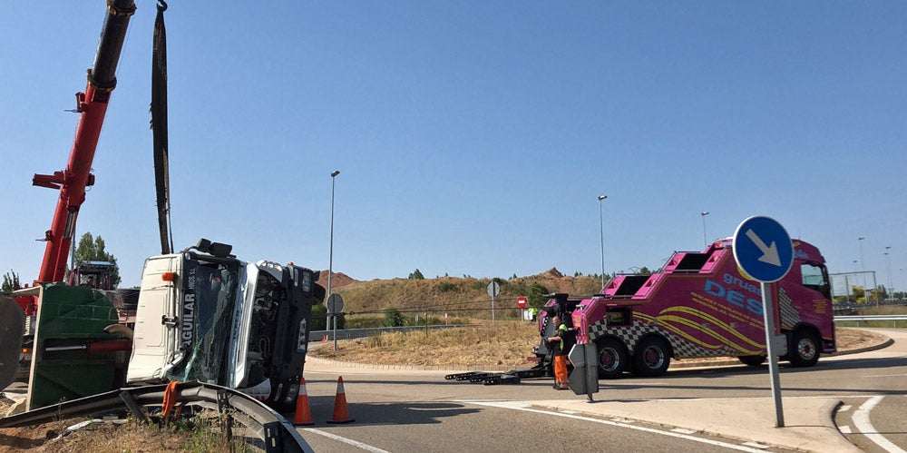 Una grúa ha remolcado el camión accidentado