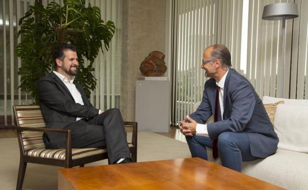 Tudanca se reune con el presidente de las Cortes, Luis Fuentes, durante la ronda de contactos con los partidos. 