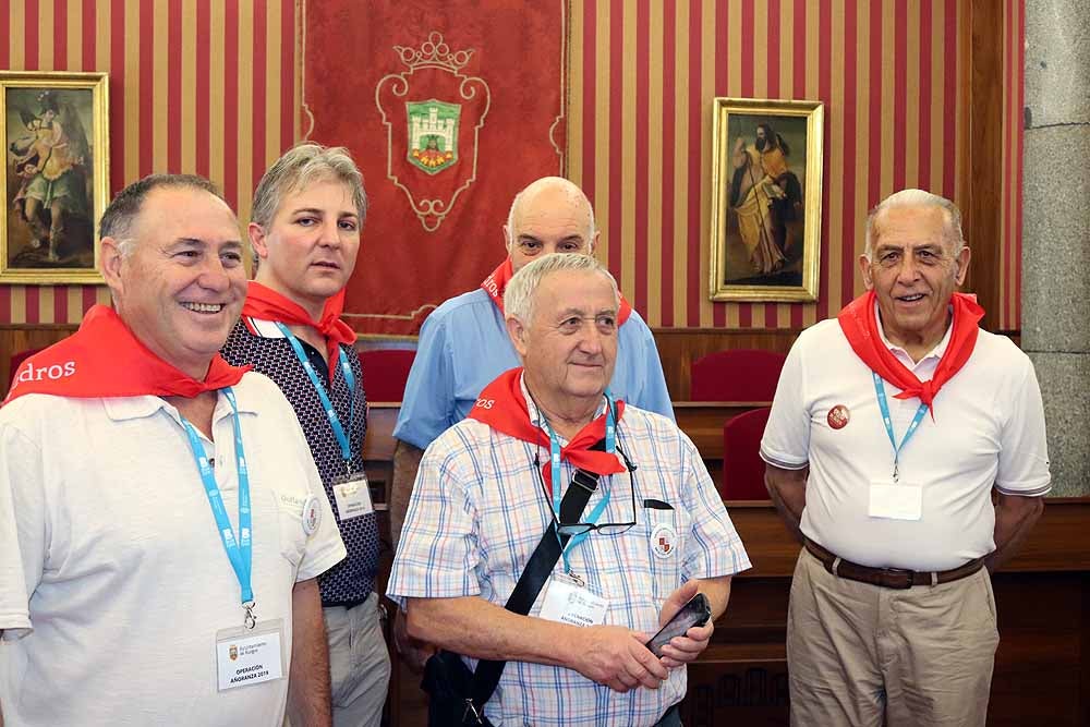 Fotos: Imágenes de la recepción en el Ayuntamiento de los participantes en la &#039;Operación Añoranza&#039;