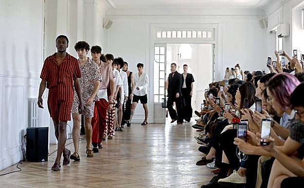 Imagen principal - Arriba e izquierda: Diseño de Carlota Barrera. Derecha: Diseño de Pilar Dalbat.