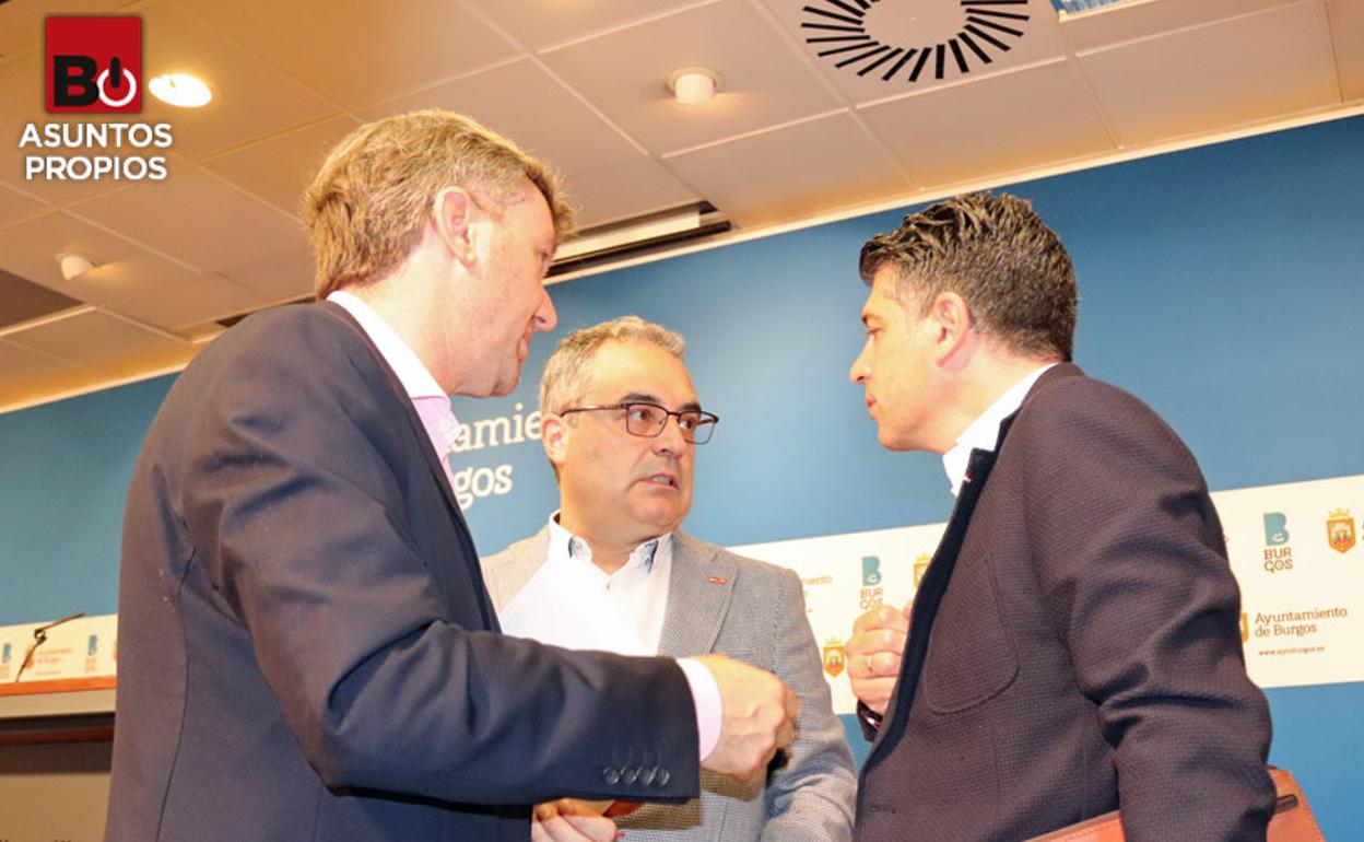 De izquierda a derecha: Javier Lacalle (PP), Ángel Martín (Vox) y Vicente Marañón (Cs). 