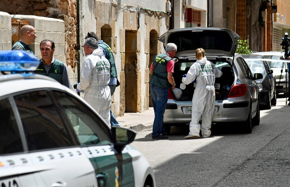 Agentes de la Guardia Civil precintan el acceso al patio del edificio