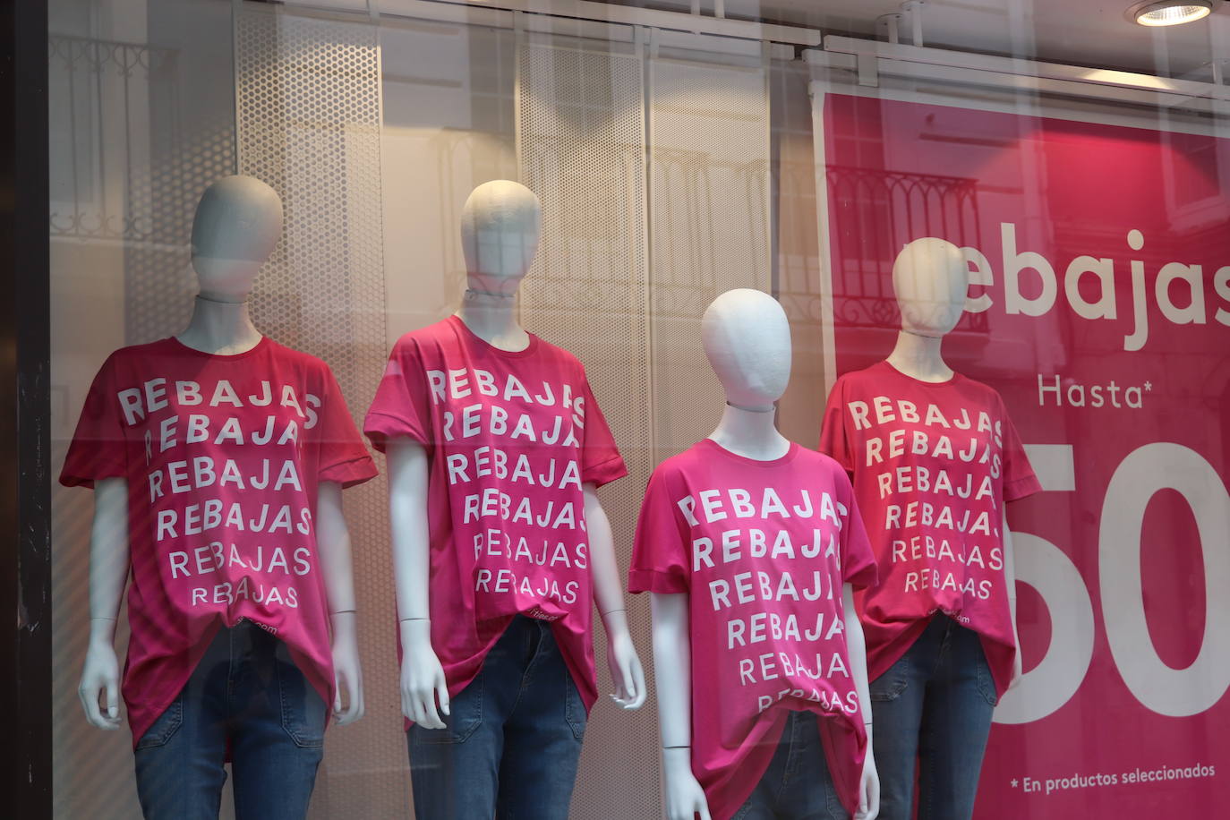 Establecimiento en plenas rebajas. 