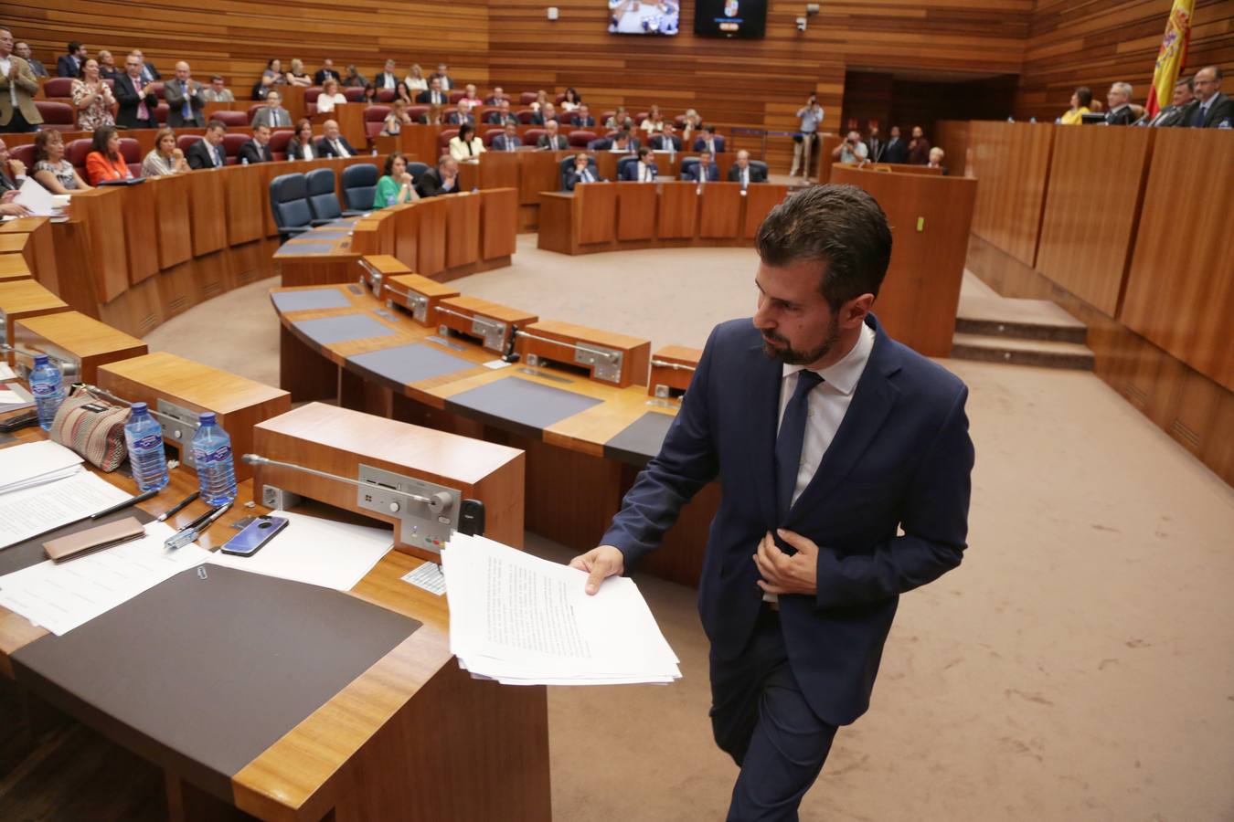 El líder del PSOE en la región, Luis Tudanca, fue el encargado de abrir la segunda parte de una sesión que calificó como «histórica» por ser la «primera vez en la historia de esta comunidad en la que no se elegirá presidente a quien a ganado las elecciones»