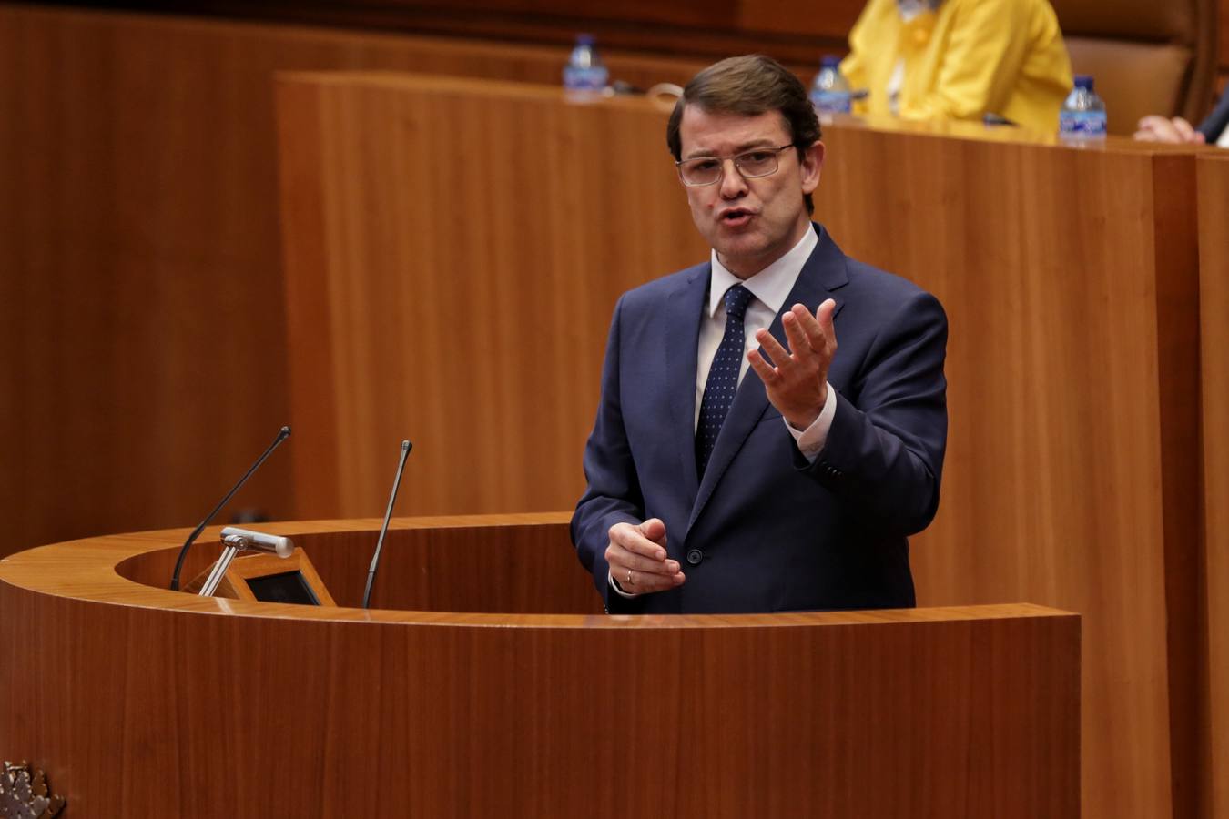 El líder del PSOE en la región, Luis Tudanca, fue el encargado de abrir la segunda parte de una sesión que calificó como «histórica» por ser la «primera vez en la historia de esta comunidad en la que no se elegirá presidente a quien a ganado las elecciones»