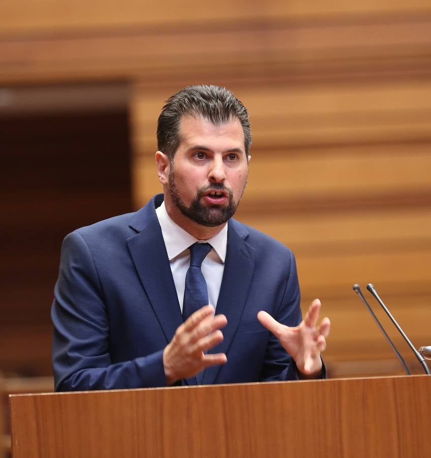 El líder del PSOE en la región, Luis Tudanca, fue el encargado de abrir la segunda parte de una sesión que calificó como «histórica» por ser la «primera vez en la historia de esta comunidad en la que no se elegirá presidente a quien a ganado las elecciones»