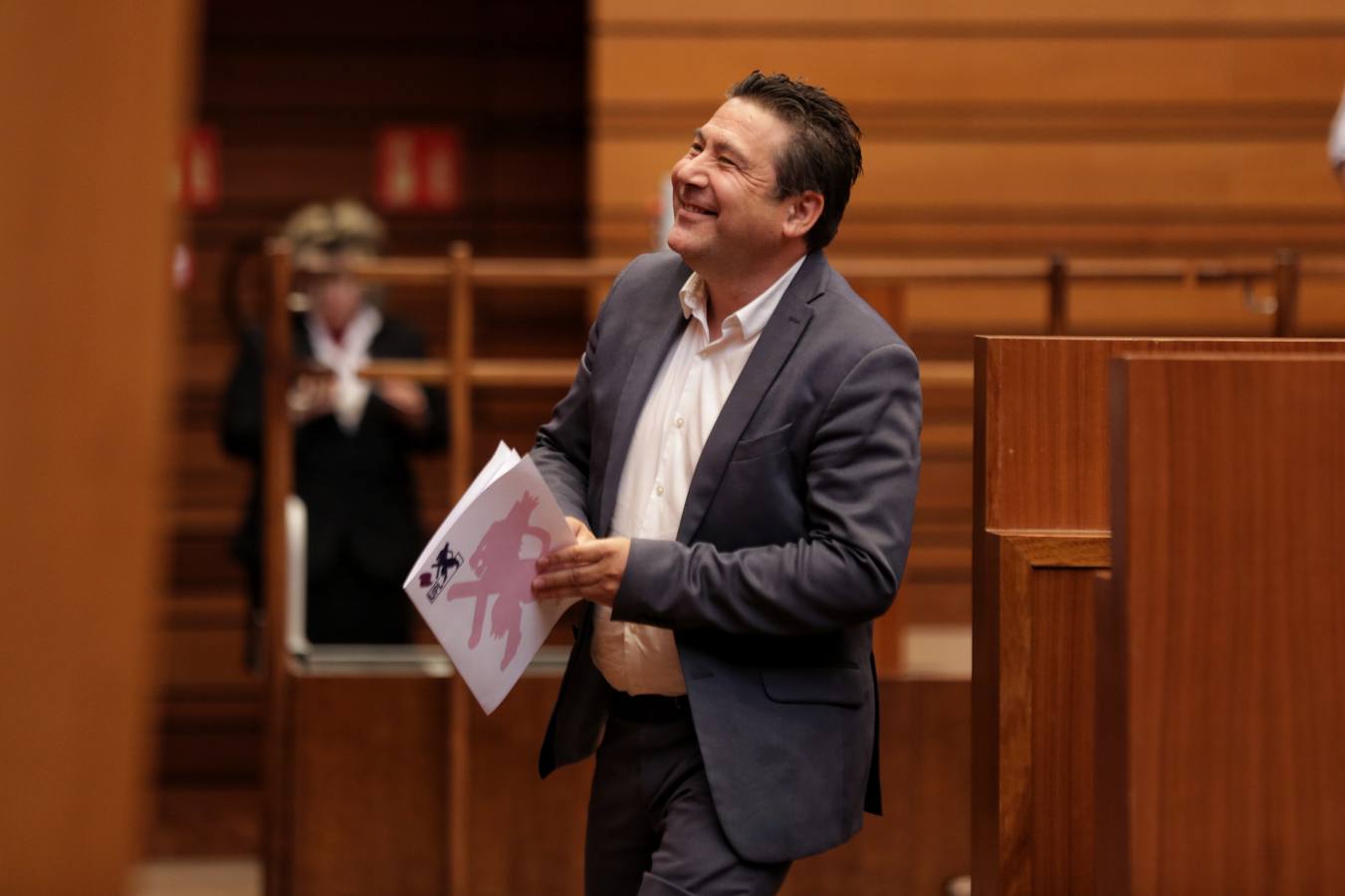 El líder del PSOE en la región, Luis Tudanca, fue el encargado de abrir la segunda parte de una sesión que calificó como «histórica» por ser la «primera vez en la historia de esta comunidad en la que no se elegirá presidente a quien a ganado las elecciones»