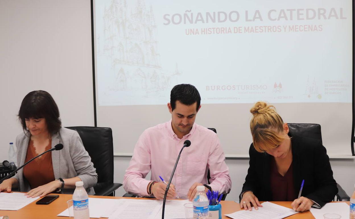 Enrique Mata, de la Federación de Hosterlería, junto con Beatríz Sanz y Rocío Lorden de Turismo Burgos sellan el proyecto de visitas del patrimonio artístico de Burgos 