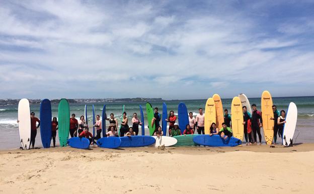 Alumnos de TEAS de la Universidad Isabel I practicando surf. 