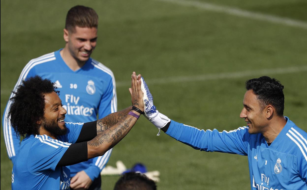 Luca Zidane (c), junto a Marcelo y Keylor Navas en un entrenamiento del Madrid.