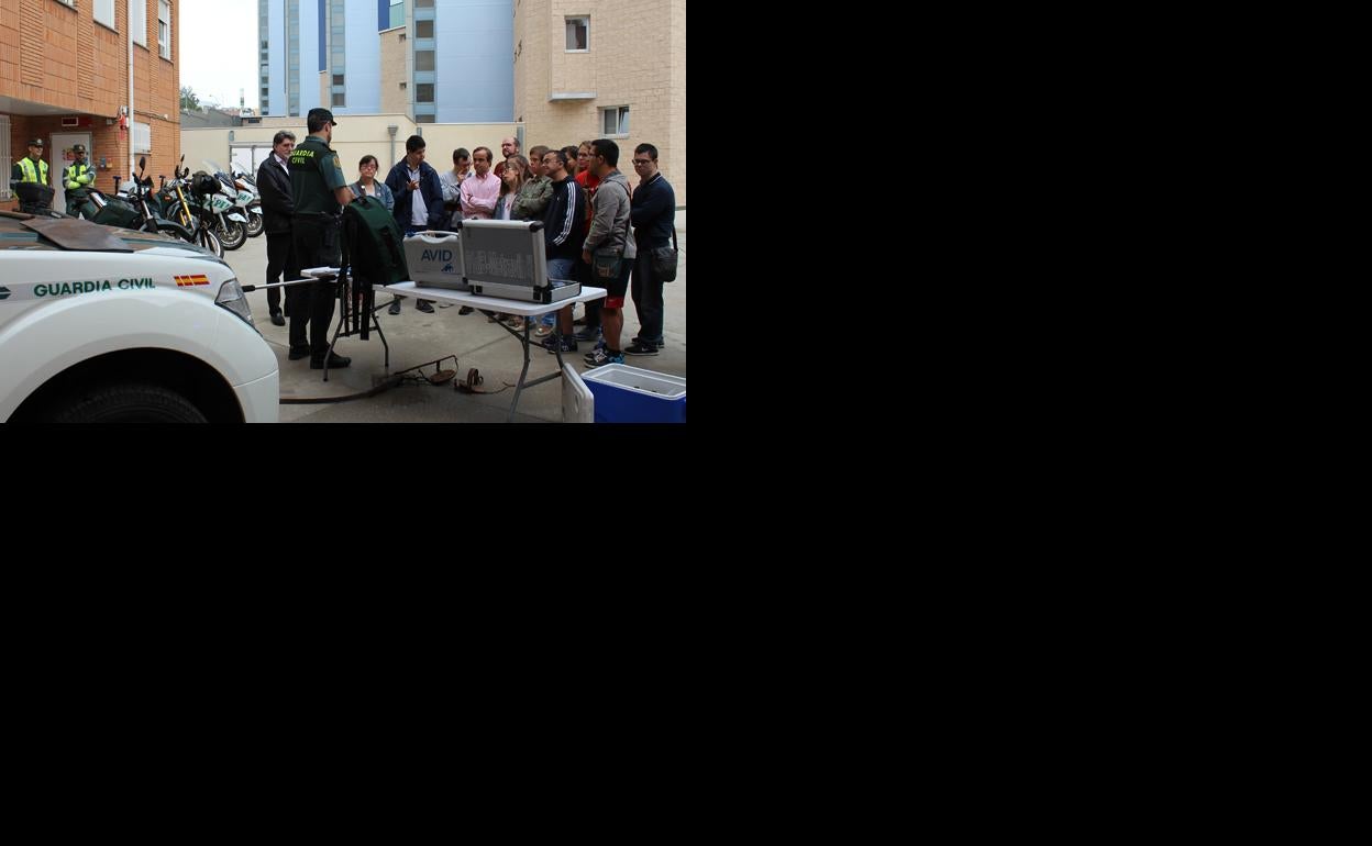 El grupo de Down Burgos sigue atento las explicaciones del agente de la Guardia Civil. 
