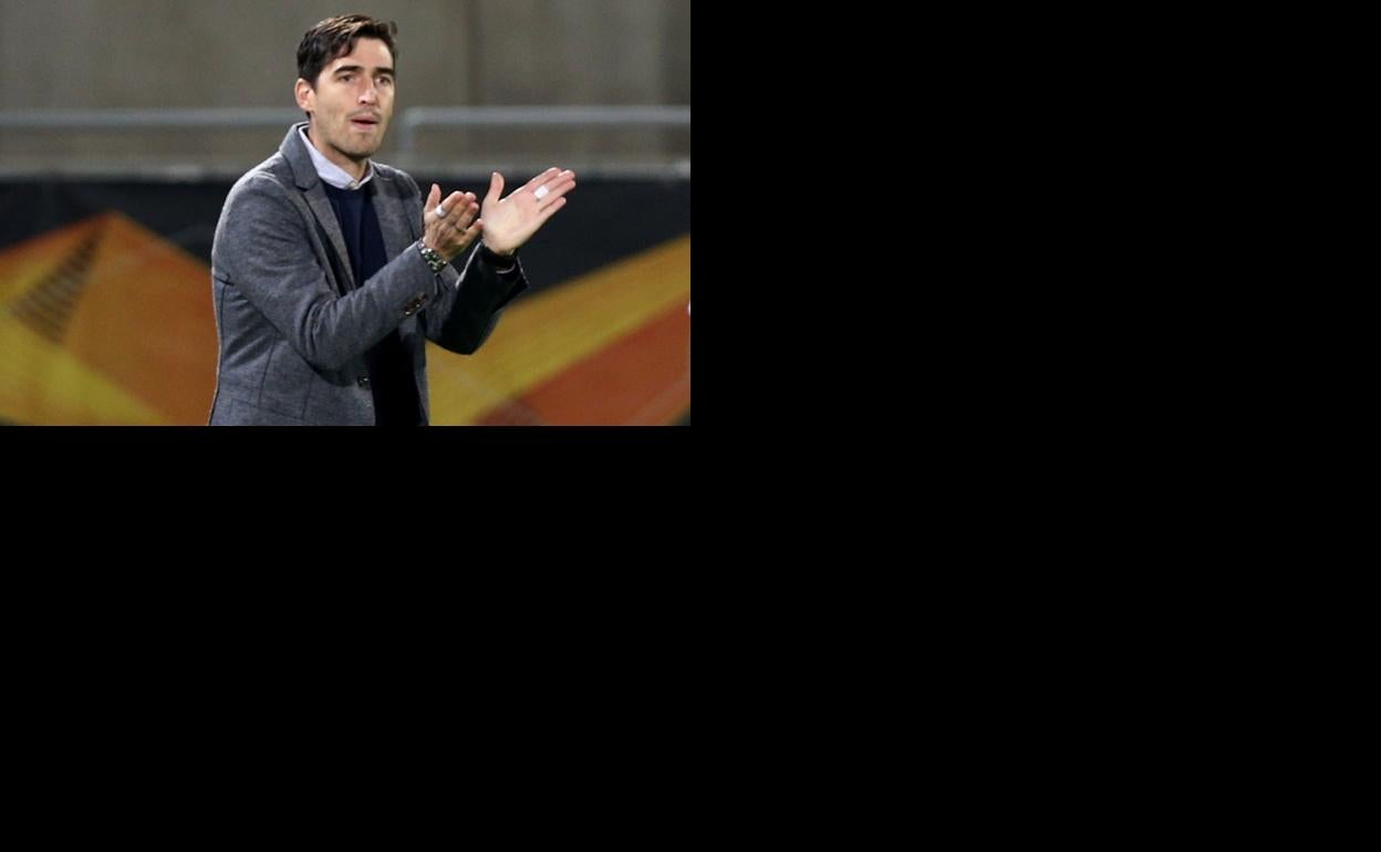 Iraola durante su etapa de entrenador en Chipre. 