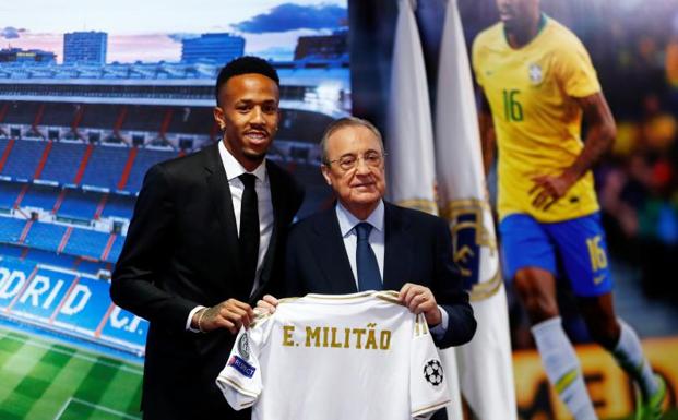 Militao posa junto a Florentino Pérez durante su presentación. 