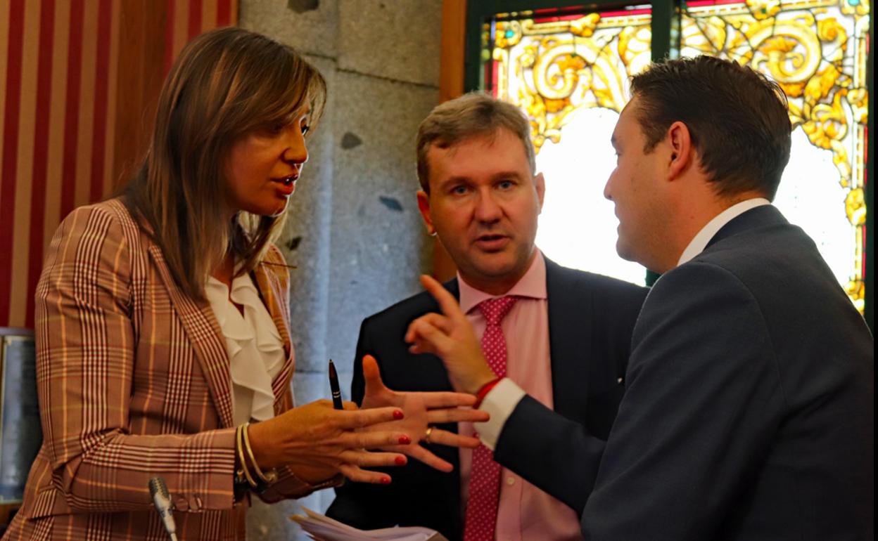 De la Rosa hablando con Blasco y Lacalle tras el Pleno municipal