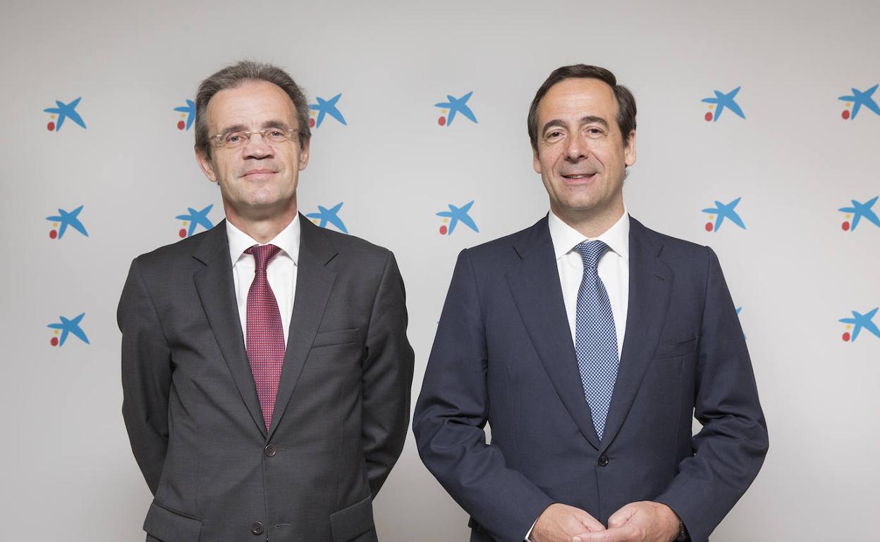 El presidente de CaixaBank, Jordi Gual, y el consejero delegado, Gonzalo Gortázar. 