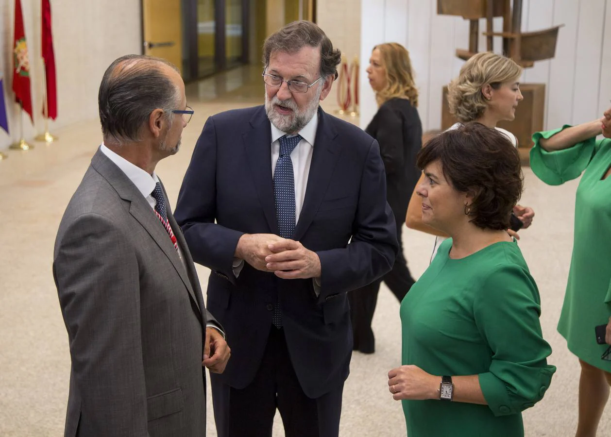 Cerca de trescientos invitados acompañan al nuevo presidente de la Junta de Castilla y León en «uno de los dos momentos más importantes de mi trayectoria política»