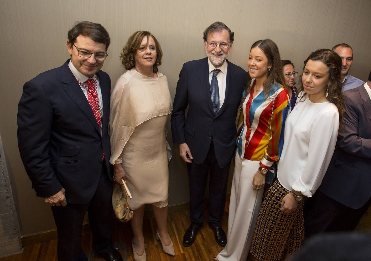 Cerca de trescientos invitados acompañan al nuevo presidente de la Junta de Castilla y León en «uno de los dos momentos más importantes de mi trayectoria política»