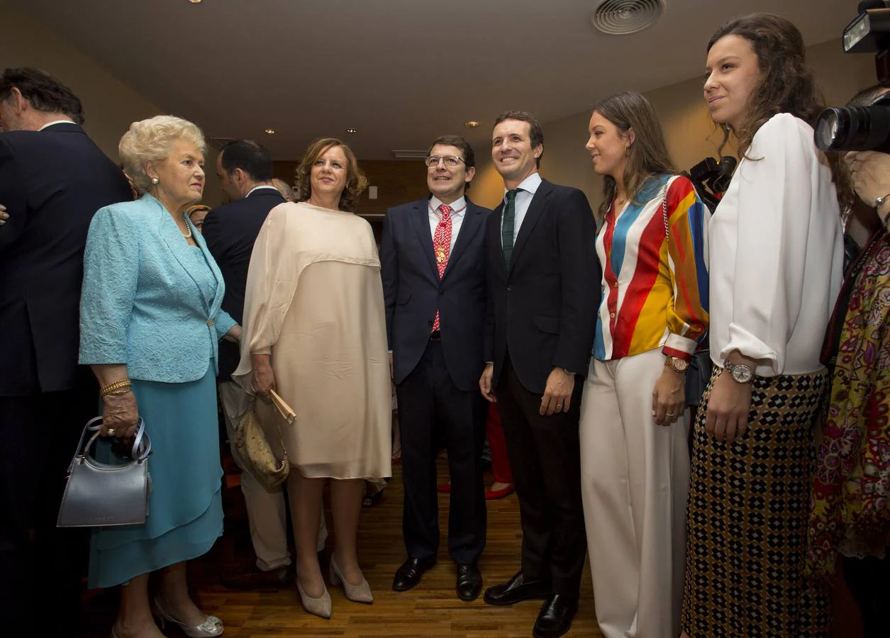 Cerca de trescientos invitados acompañan al nuevo presidente de la Junta de Castilla y León en «uno de los dos momentos más importantes de mi trayectoria política»