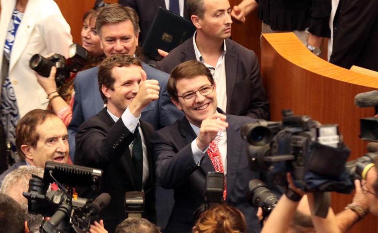 Pablo Casado (izquierda) y Alfonso Fernández Mañueco (derecha), sonríen tras la toma de posesión. 